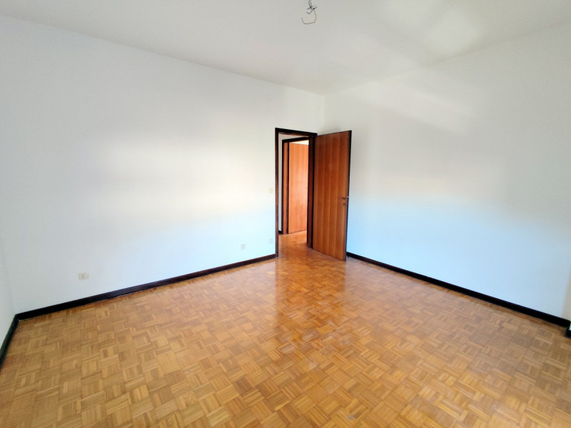 AMPIO 2 CAMERE ZONA PALESTRO €.229.000 - rif.LM013

Proponiamo un ampio e luminoso appartamento d...