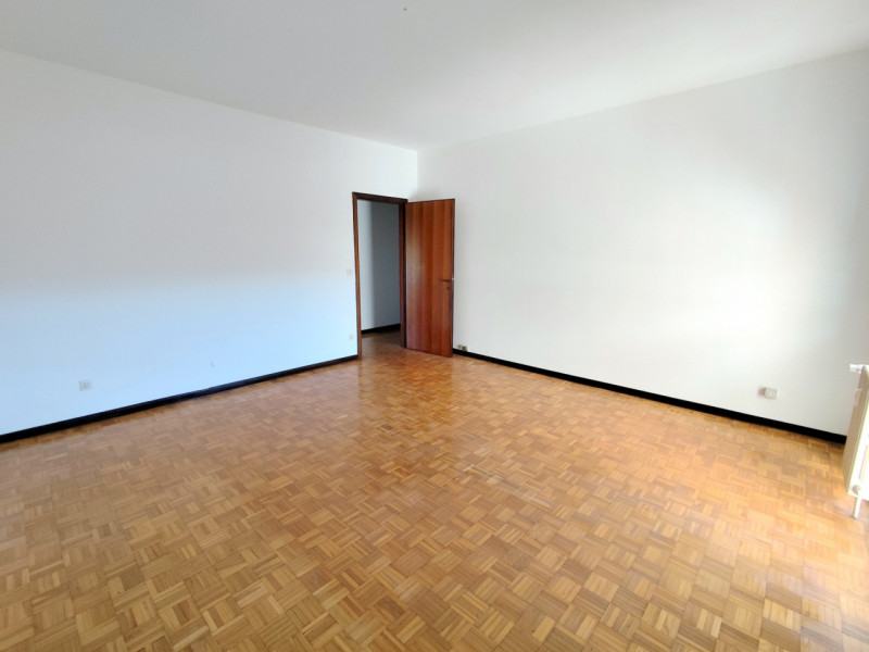 AMPIO 2 CAMERE ZONA PALESTRO €.229.000 - rif.LM013

Proponiamo un ampio e luminoso appartamento d...