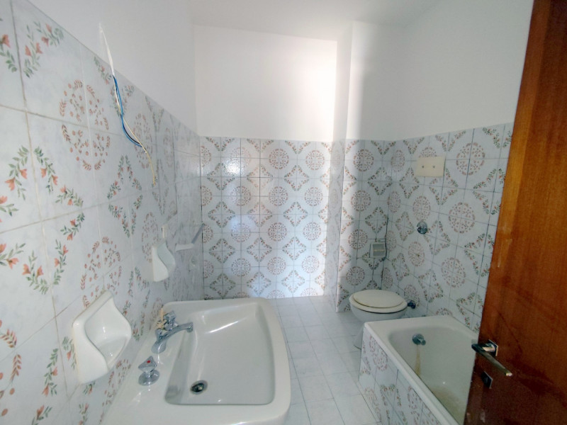 AMPIO 2 CAMERE ZONA PALESTRO €.229.000 - rif.LM013

Proponiamo un ampio e luminoso appartamento d...
