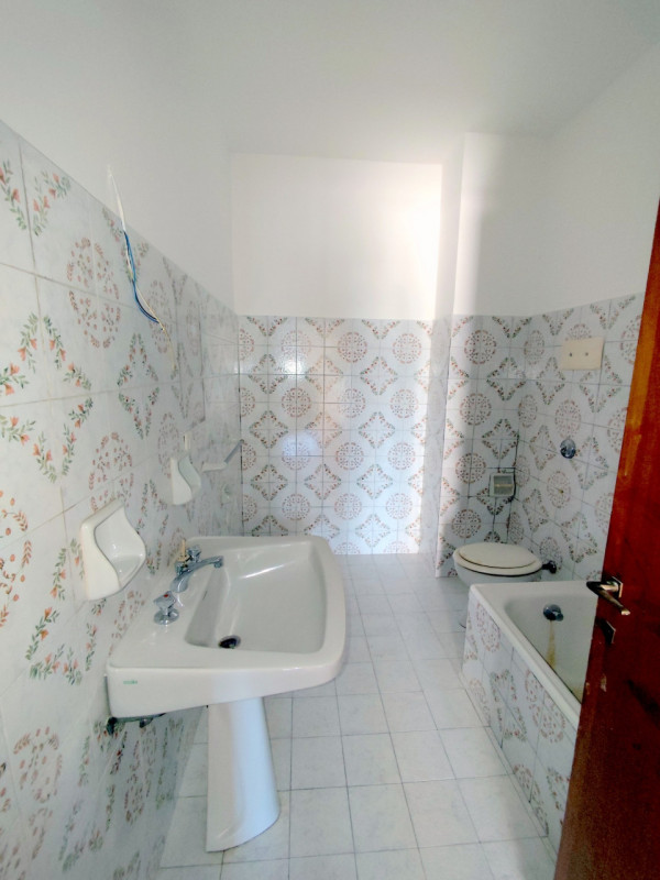 AMPIO 2 CAMERE ZONA PALESTRO €.229.000 - rif.LM013

Proponiamo un ampio e luminoso appartamento d...