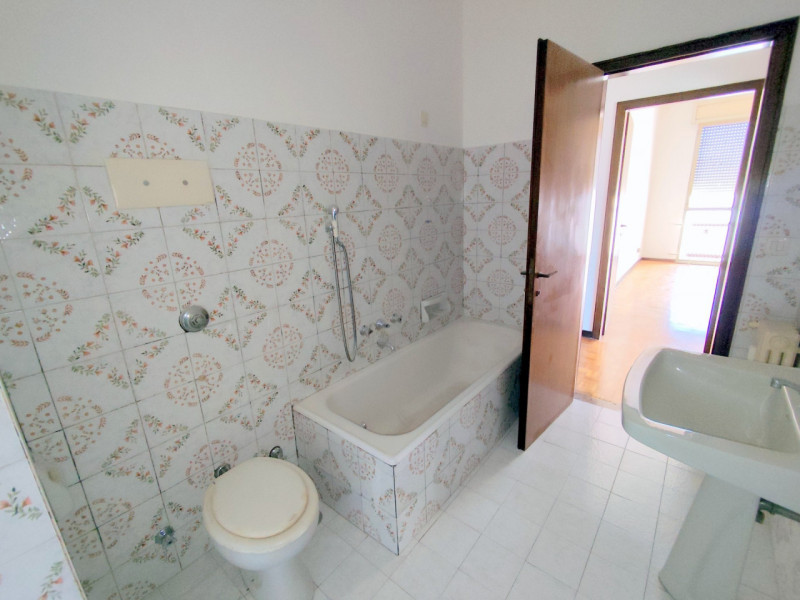 AMPIO 2 CAMERE ZONA PALESTRO €.229.000 - rif.LM013

Proponiamo un ampio e luminoso appartamento d...