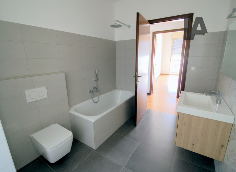 AMPIO 2 CAMERE ZONA PALESTRO €.229.000 - rif.LM013

Proponiamo un ampio e luminoso appartamento d...