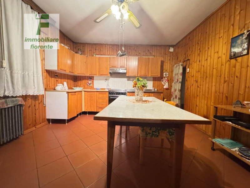 VALIDA...1/2 BIFAMILIARE DIVISA IN ORIZZONTALE AL 1° PIANO...DI MQ 130 CON GIARDINO DI MQ 700 IN ...