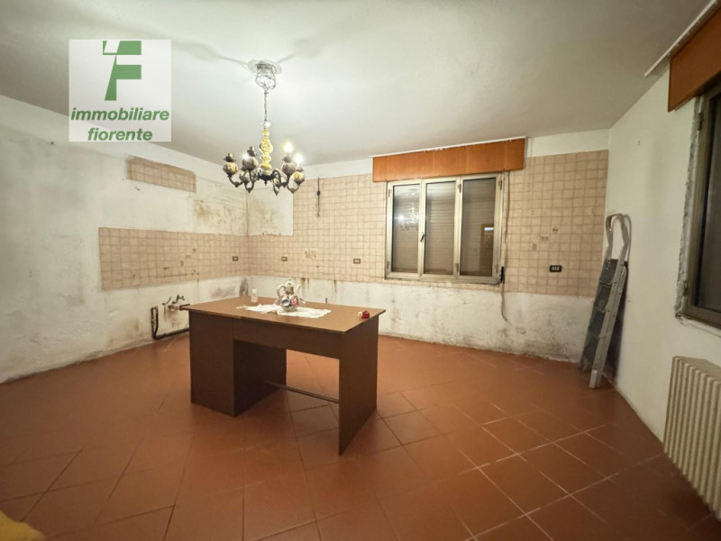 VALIDA...1/2 BIFAMILIARE DIVISA IN ORIZZONTALE AL 1° PIANO...DI MQ 130 CON GIARDINO DI MQ 700 IN ...