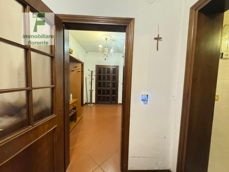 VALIDA...1/2 BIFAMILIARE DIVISA IN ORIZZONTALE AL 1° PIANO...DI MQ 130 CON GIARDINO DI MQ 700 IN ...