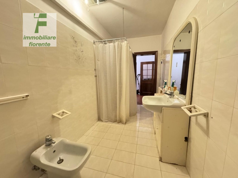 VALIDA...1/2 BIFAMILIARE DIVISA IN ORIZZONTALE AL 1° PIANO...DI MQ 130 CON GIARDINO DI MQ 700 IN ...