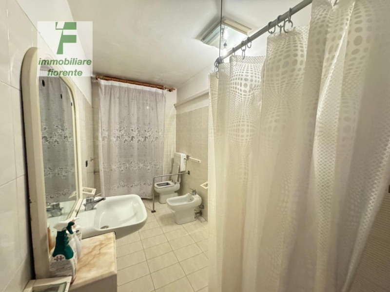 VALIDA...1/2 BIFAMILIARE DIVISA IN ORIZZONTALE AL 1° PIANO...DI MQ 130 CON GIARDINO DI MQ 700 IN ...