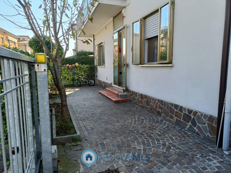 Immobile in esclusiva al Gruppo Padova MLS
Tencarola interessante appartamento in bifamilare, com...