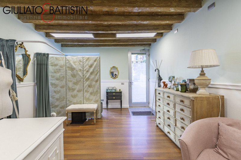 Vicenza: in Corso Padova, su posizione di forte passaggio, proponiamo in vendita un negozio di ci...