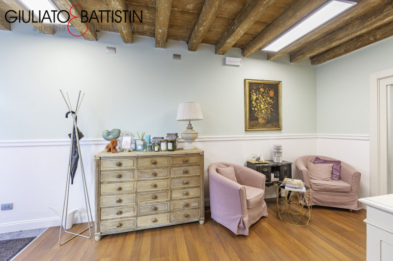 Vicenza: in Corso Padova, su posizione di forte passaggio, proponiamo in vendita un negozio di ci...