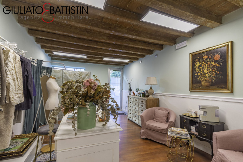 Vicenza: in Corso Padova, su posizione di forte passaggio, proponiamo in vendita un negozio di ci...