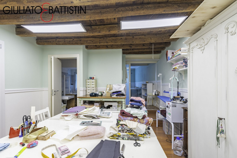 Vicenza: in Corso Padova, su posizione di forte passaggio, proponiamo in vendita un negozio di ci...