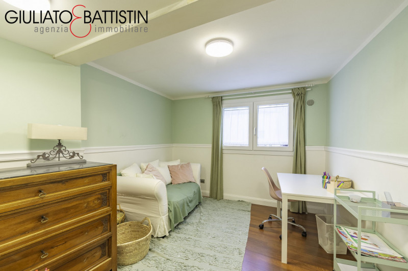 Vicenza: in Corso Padova, su posizione di forte passaggio, proponiamo in vendita un negozio di ci...