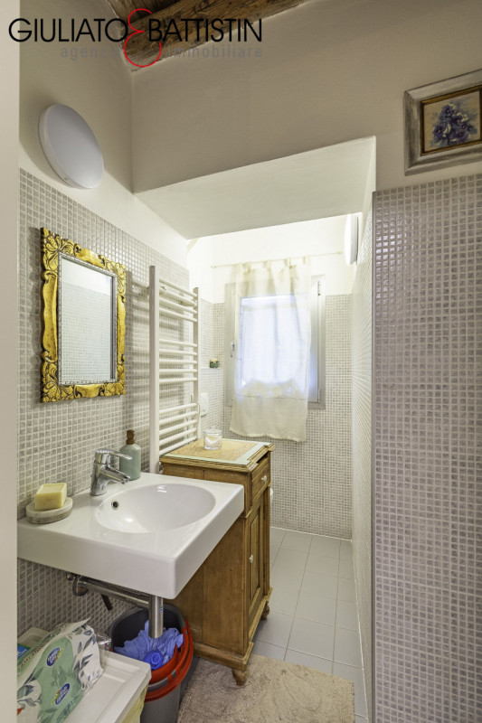 Vicenza: in Corso Padova, su posizione di forte passaggio, proponiamo in vendita un negozio di ci...