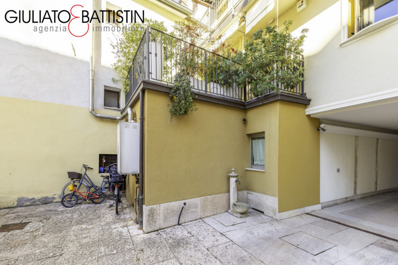 Vicenza: in Corso Padova, su posizione di forte passaggio, proponiamo in vendita un negozio di ci...