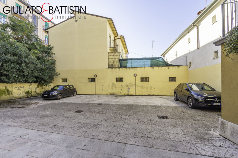 Vicenza: in Corso Padova, su posizione di forte passaggio, proponiamo in vendita un negozio di ci...