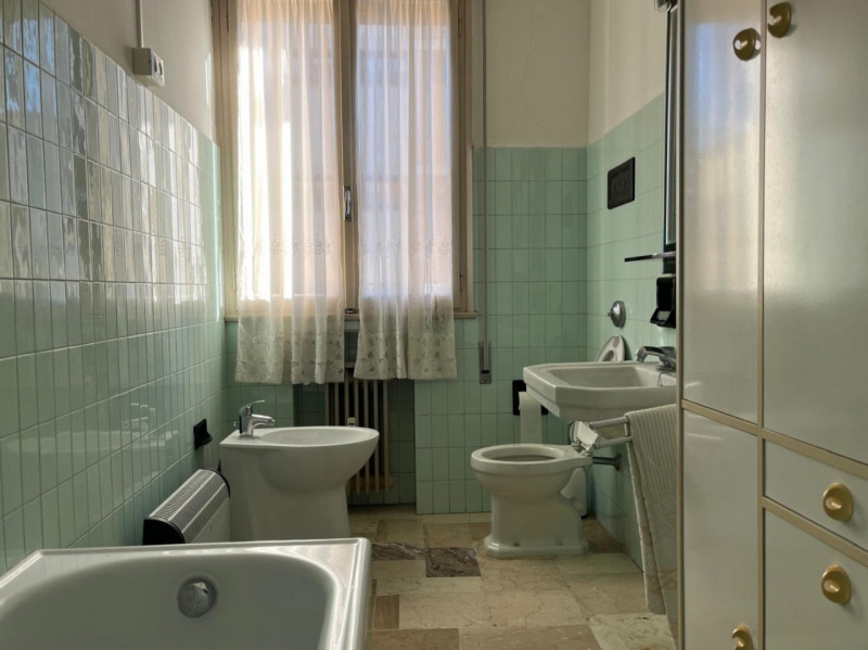 Proponiamo in vendita un'ottima opportunità di appartamento quadrilocale situato nella ricercata ...