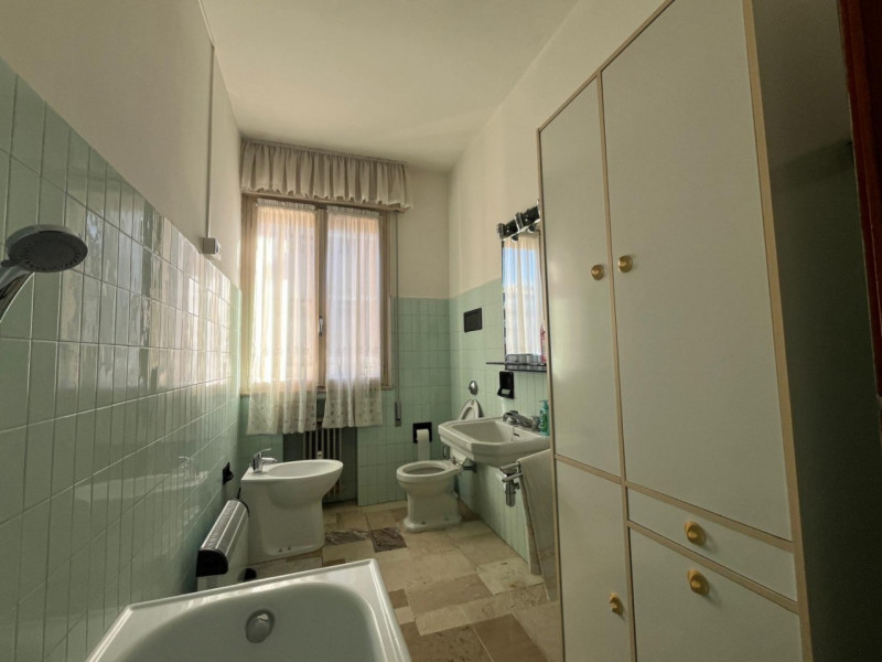 Proponiamo in vendita un'ottima opportunità di appartamento quadrilocale situato nella ricercata ...