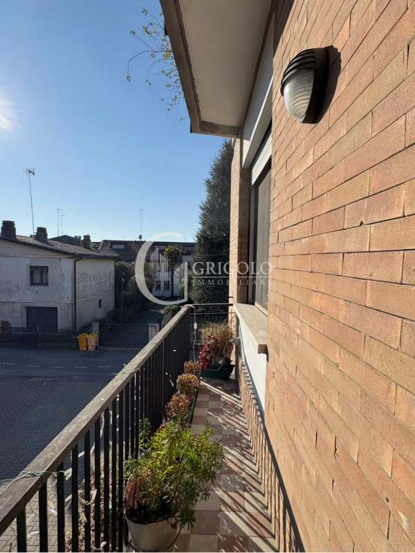 A pochi passi dalle Mura Nord, dove la città rallenta, sorge un appartamento che profuma di casa....