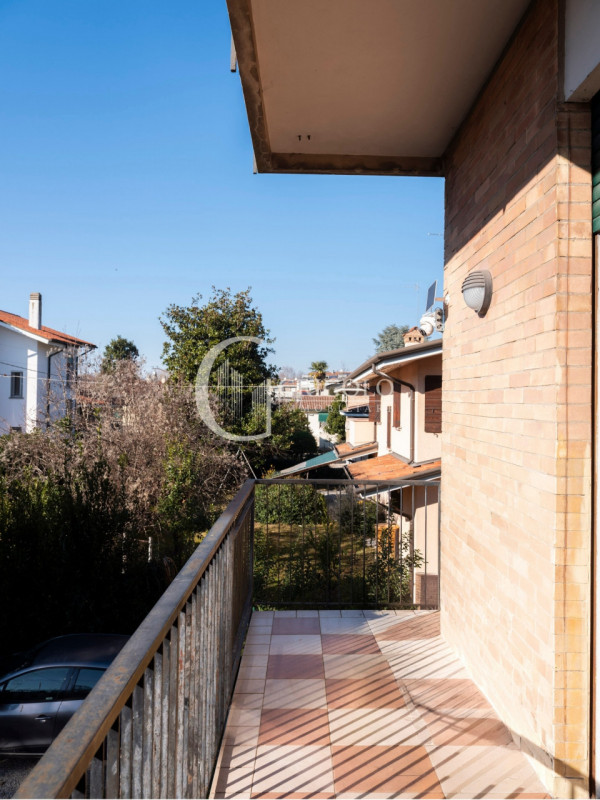 A pochi passi dalle Mura Nord, dove la città rallenta, sorge un appartamento che profuma di casa....