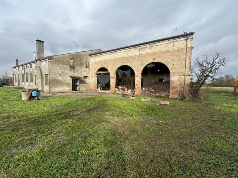 Nel cuore della campagna veneta, in un contesto di assoluta tranquillità ma a pochi minuti dai pr...