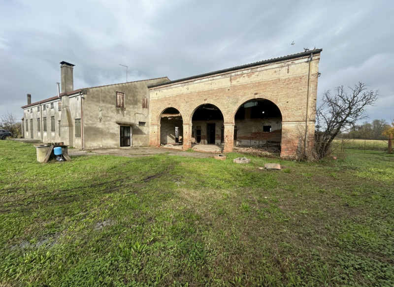 Nel cuore della campagna veneta, in un contesto di assoluta tranquillità ma a pochi minuti dai pr...