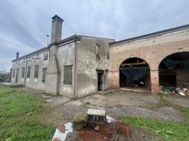 Nel cuore della campagna veneta, in un contesto di assoluta tranquillità ma a pochi minuti dai pr...