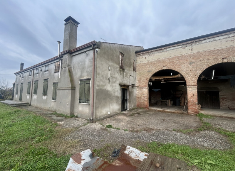 Nel cuore della campagna veneta, in un contesto di assoluta tranquillità ma a pochi minuti dai pr...