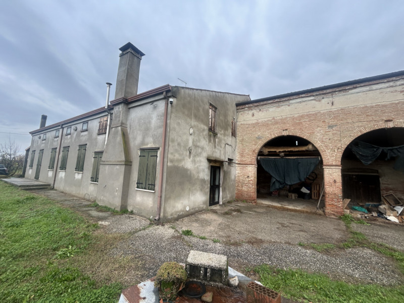 Nel cuore della campagna veneta, in un contesto di assoluta tranquillità ma a pochi minuti dai pr...