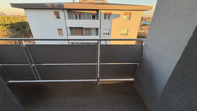 Scopri questo splendido appartamento quadrilocale situato nel cuore di Noventa Padovana, una zona...