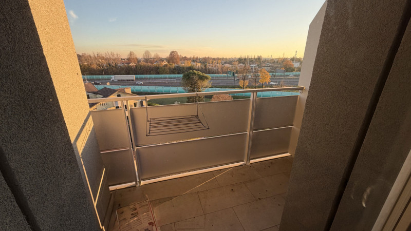 Scopri questo splendido appartamento quadrilocale situato nel cuore di Noventa Padovana, una zona...