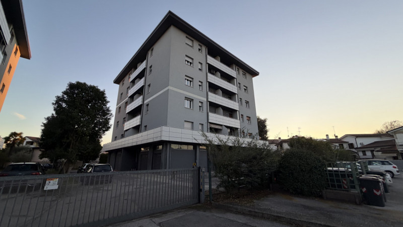 Scopri questo splendido appartamento quadrilocale situato nel cuore di Noventa Padovana, una zona...