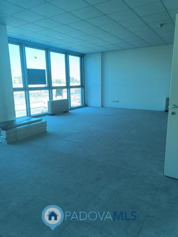 Immobile in esclusiva al Gruppo Padova MLS
Padova via venezia ufficio al piano secondo fronte str...