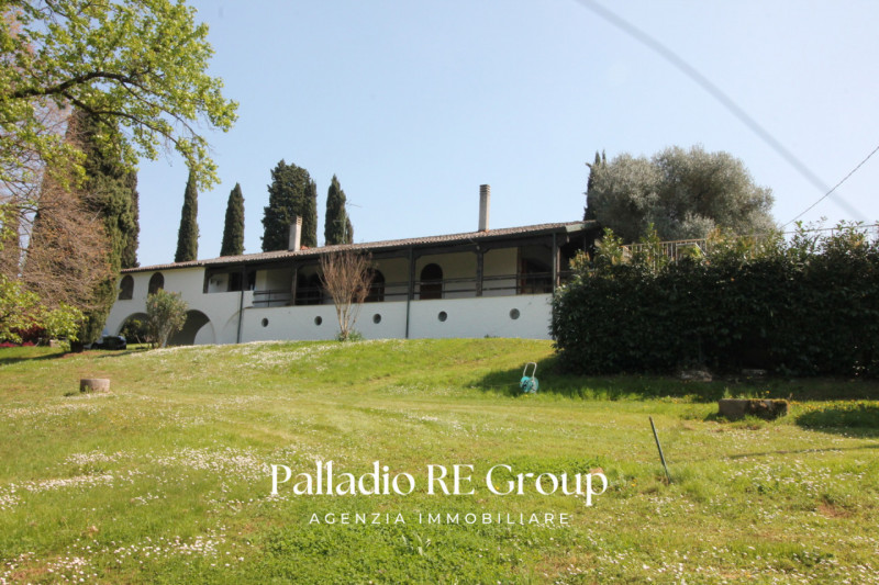 Villa unico piano - Piscina - Parco 5000 mq
Colline tra Vicenza e Arcugnano, villa singola dispos...