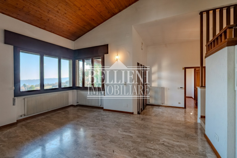 ARCUGNANO - Proponiamo in vendita un'elegante villa singola che offre una vista mozzafiato sulle ...