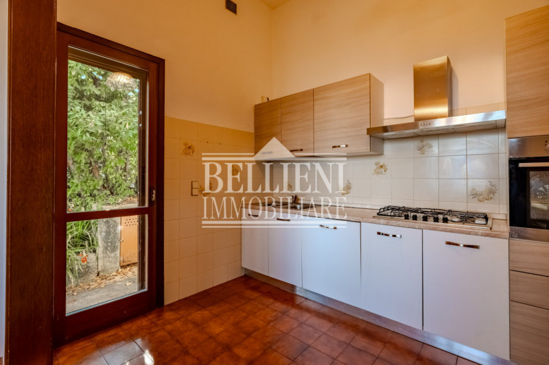 ARCUGNANO - Proponiamo in vendita un'elegante villa singola che offre una vista mozzafiato sulle ...