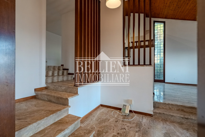 ARCUGNANO - Proponiamo in vendita un'elegante villa singola che offre una vista mozzafiato sulle ...