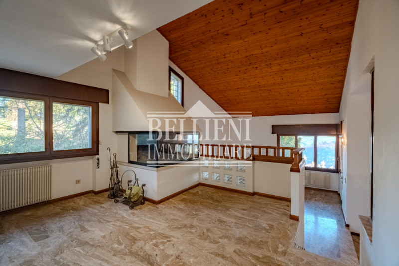 ARCUGNANO - Proponiamo in vendita un'elegante villa singola che offre una vista mozzafiato sulle ...