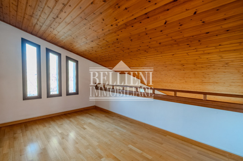 ARCUGNANO - Proponiamo in vendita un'elegante villa singola che offre una vista mozzafiato sulle ...