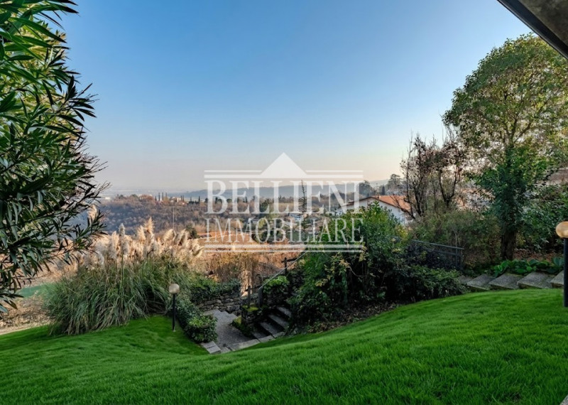 ARCUGNANO - Proponiamo in vendita un'elegante villa singola che offre una vista mozzafiato sulle ...