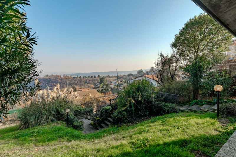ARCUGNANO - Proponiamo in vendita un'elegante villa singola che offre una vista mozzafiato sulle ...