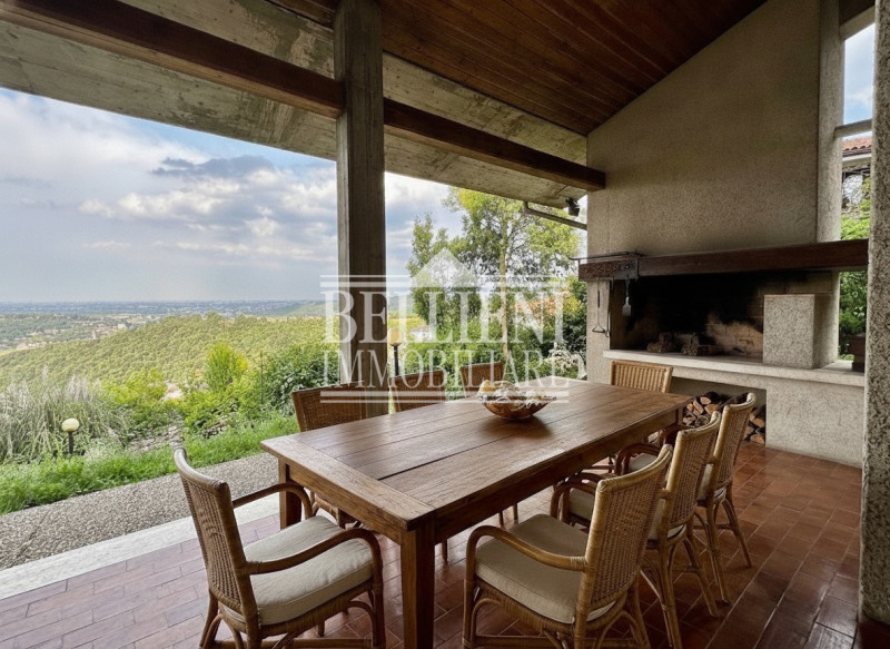 ARCUGNANO - Proponiamo in vendita un'elegante villa singola che offre una vista mozzafiato sulle ...