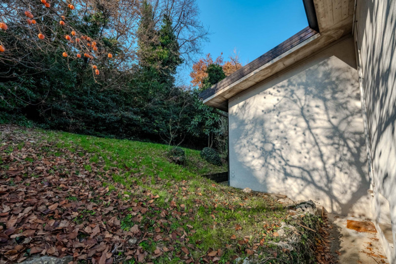 ARCUGNANO - Proponiamo in vendita un'elegante villa singola che offre una vista mozzafiato sulle ...