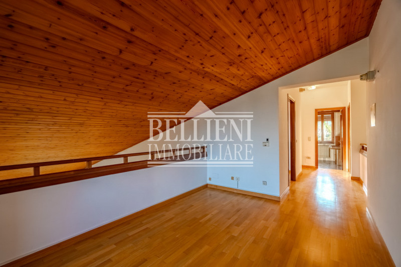 ARCUGNANO - Proponiamo in vendita un'elegante villa singola che offre una vista mozzafiato sulle ...