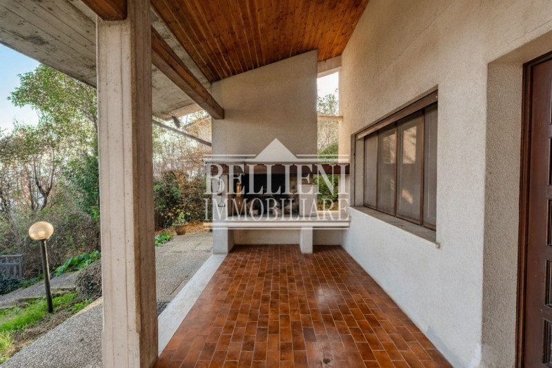 ARCUGNANO - Proponiamo in vendita un'elegante villa singola che offre una vista mozzafiato sulle ...