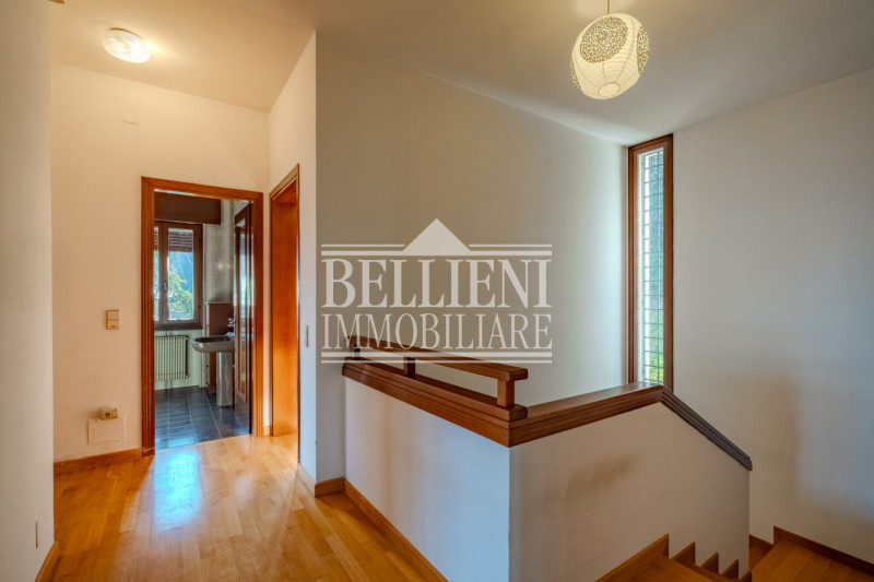 ARCUGNANO - Proponiamo in vendita un'elegante villa singola che offre una vista mozzafiato sulle ...