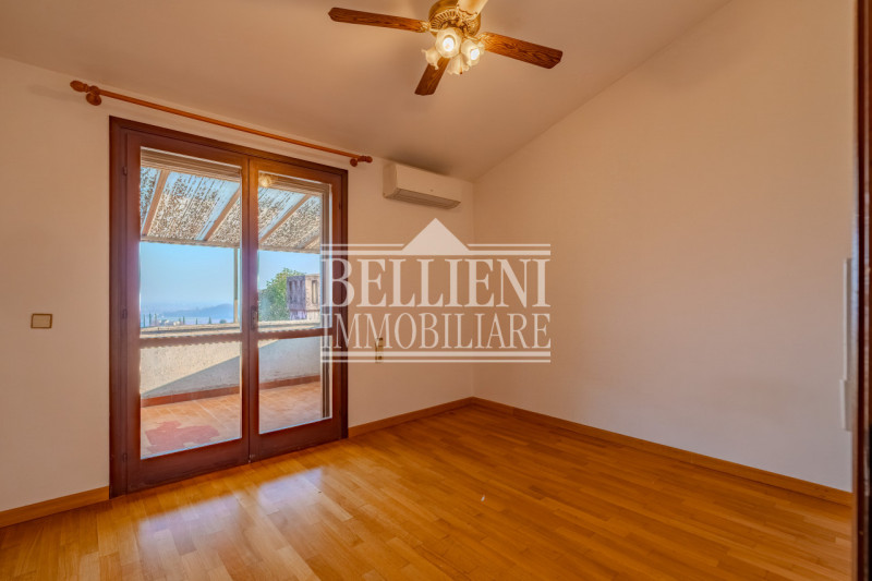 ARCUGNANO - Proponiamo in vendita un'elegante villa singola che offre una vista mozzafiato sulle ...