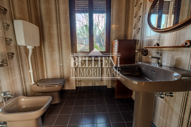 ARCUGNANO - Proponiamo in vendita un'elegante villa singola che offre una vista mozzafiato sulle ...