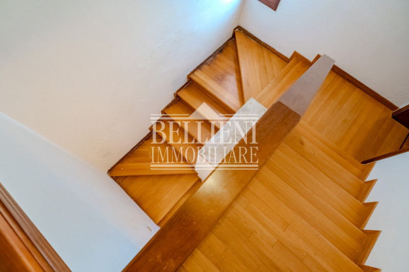 ARCUGNANO - Proponiamo in vendita un'elegante villa singola che offre una vista mozzafiato sulle ...