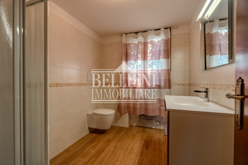 ARCUGNANO - Proponiamo in vendita un'elegante villa singola che offre una vista mozzafiato sulle ...
